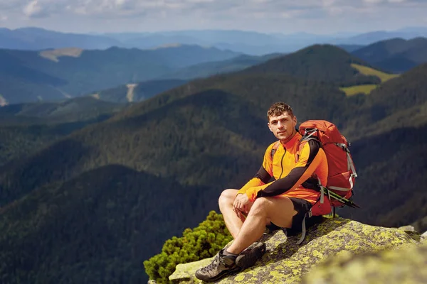 bir kayanın üstünde seyahat etmek sırt çantası ile adam