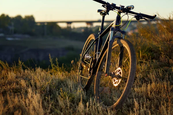 Rower górski jest samotnie odkryty przed jesienią zachód słońca krajobraz — Zdjęcie stockowe