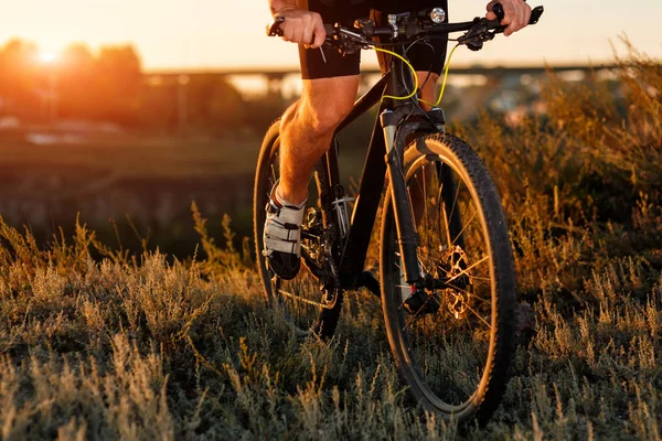 Närbild av cyklist man ben ridning mountainbike på utomhus trail — Stockfoto