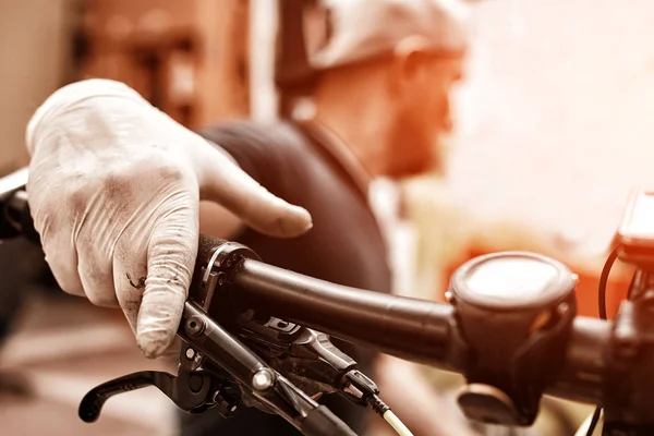 Ręce w rękawiczkach na kierownice rowerów — Zdjęcie stockowe