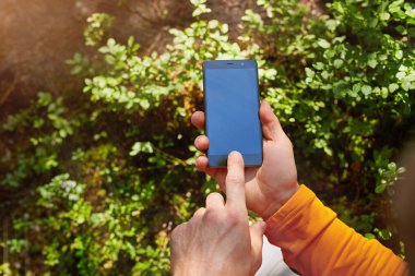 İş kavramsal telefon tutarak sol taraftan Odaklılık