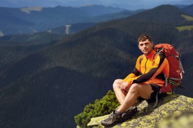 Sırt çantasıyla gezen gezgin. Seyahat tarzı konsept macera. Açık havada yaz tatili.