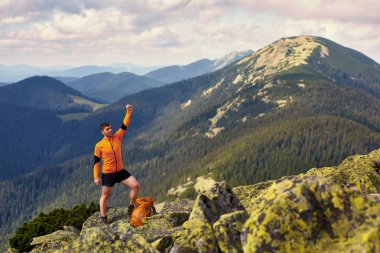 Sırt çantasıyla gezen gezgin. Seyahat tarzı konsept macera. Açık havada yaz tatili.