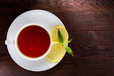 Sıcak earl grey çay limon dilimi en iyi Oda ahşap masa üzerinde