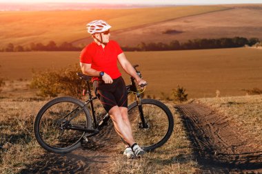 sonbahar manzara modunda sürme dağ bisikleti üzerinde parlak delikanlı