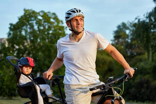 sevimli kız şehirde babasıyla Bisiklete binme Bisiklet koltuğu