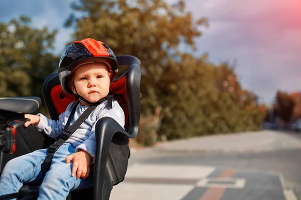 Милый счастливый маленький ребенок на велосипеде сиденье велосипеда в городском парке — стоковое фото
