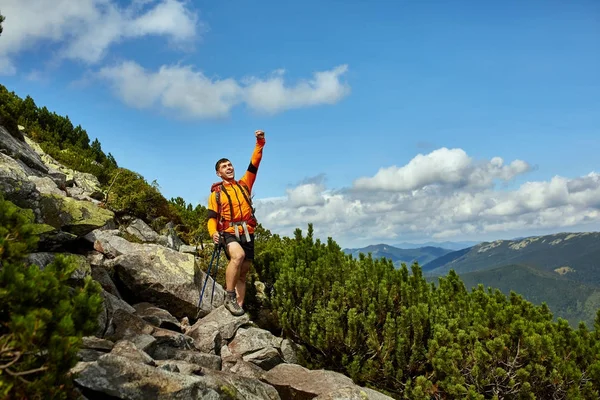 Gökyüzünde yürüyüş sonra kaldırdı silah ile mutlu ve keyifli tezahürat uzun yürüyüşe çıkan kimse