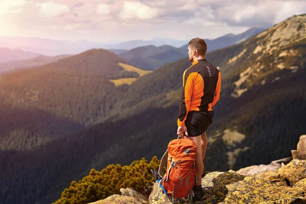 Mann Reisender mit Rucksack Wandern Travel Lifestyle Konzept Abenteuer Aktivurlaub im Freien — Stockfoto