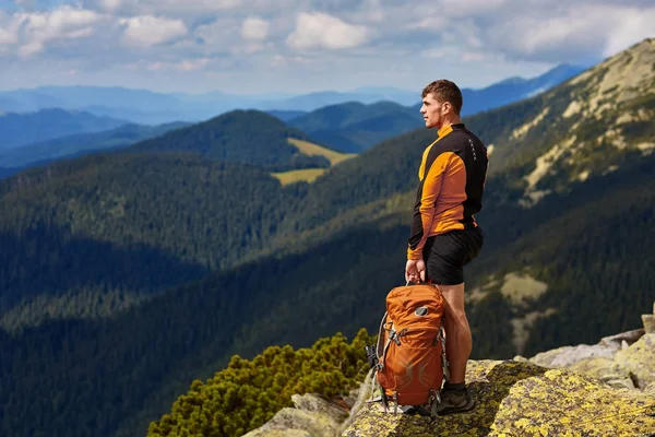 Sırt çantasıyla gezen gezgin. Seyahat tarzı konsept macera. Açık havada yaz tatili.