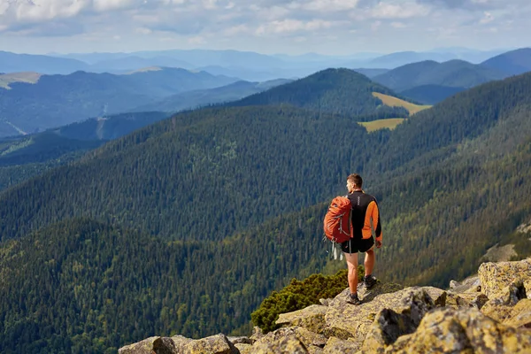Sırt çantasıyla gezen gezgin. Seyahat tarzı konsept macera. Açık havada yaz tatili.