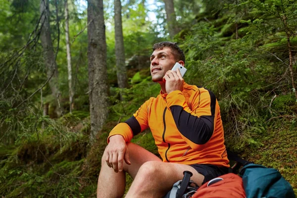 Turistik haritalar Smartphone ormandaki arıyorum genç adam.