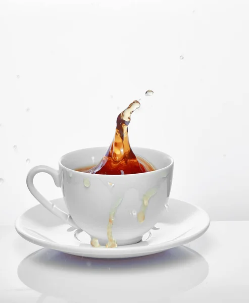 Splash elszigetelt fehér csésze tea — Stock Fotó