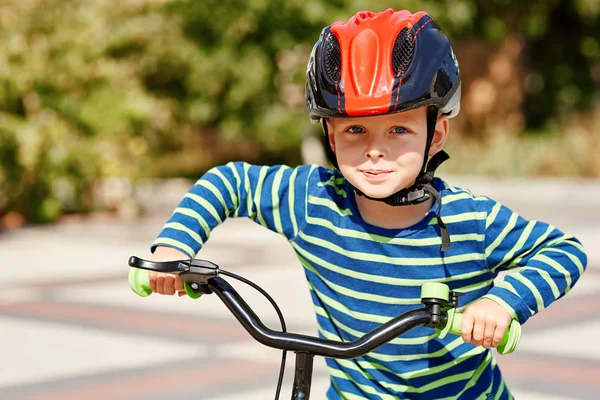 가 공원에서 자전거와 헬멧 서 소년 — 스톡 사진