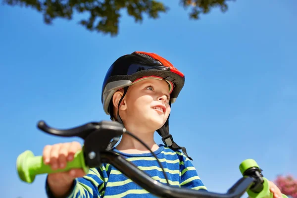 가 공원에서 자전거와 헬멧 서 소년 — 스톡 사진
