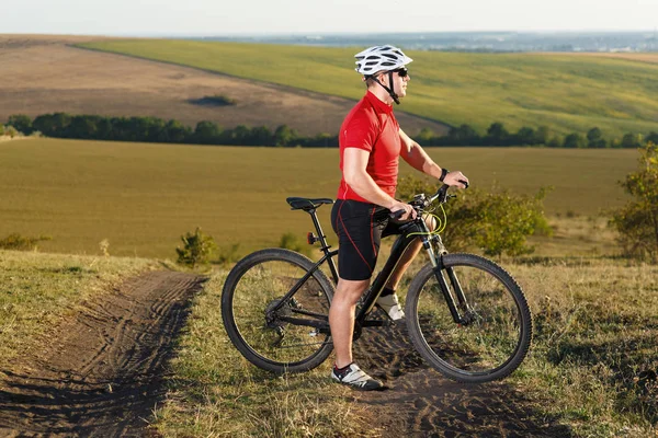 Bicicleta de montaña deporte atleta hombre montar al aire libre. concepto de viaje en bicicleta — Foto de Stock