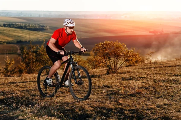 Okos fiatalember, a hegyi kerékpározást, őszi táj — Stock Fotó