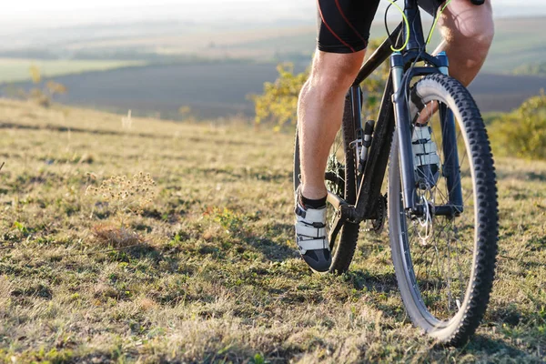 Närbild av cyklist man ben ridning mountainbike på utomhus trail — Stockfoto