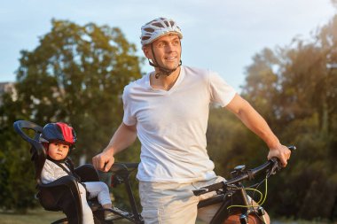 Üç parkta birlikte onların vaktinizi mutlu aile