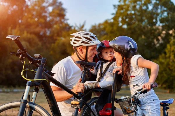 Üç parkta birlikte onların vaktinizi mutlu aile
