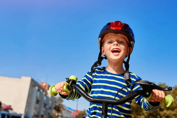 행복 한 소년 도시 공원에서 자전거를 타고 — 스톡 사진