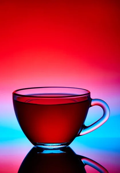 2 つのカップとソーサー ガラス。トップのカップに紅茶を注いだ。ヘリウム フィルターが美しい光を与えます. — ストック写真