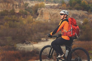 Gezgin güzel bahar dağ yolda binmek sırt çantası ile