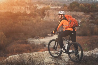 Gezgin güzel bahar dağ yolda binmek sırt çantası ile