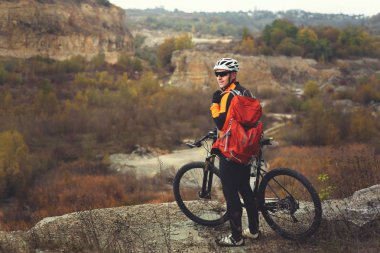 Gezgin güzel bahar dağ yolda binmek sırt çantası ile