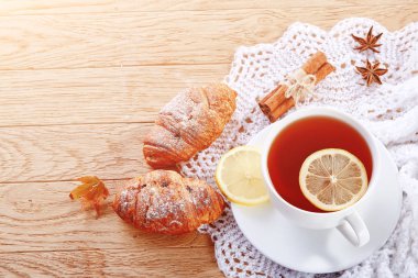Ev yapımı kurabiye ve çay tablo