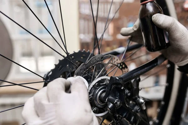 Mechanik rowerowy w warsztacie w procesie naprawy — Zdjęcie stockowe