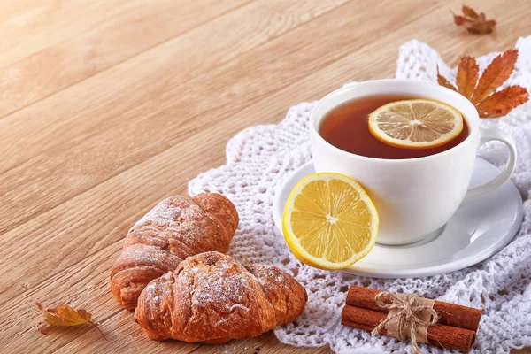 Домашнє печиво і чашка чаю на столі — стокове фото