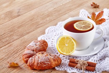 kurabiyeyle ahşap arka plan üzerinde beyaz fincan