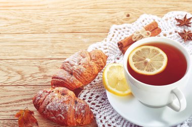 kurabiyeyle ahşap arka plan üzerinde beyaz fincan