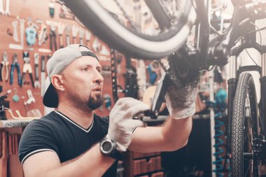 Tamir teknisyeni bisikletleri tamir edildi..