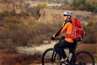 yüksek dağ Bisiklet manzara arka plan üzerinde atlama spor giyim adam.