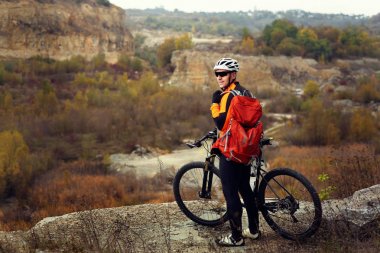 yüksek dağ Bisiklet manzara arka plan üzerinde atlama spor giyim adam.
