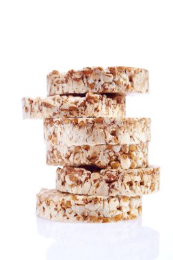 Buğday crispbread arka plan beyaz. Beyaz arka plan üzerinde crispbread bileşimi.