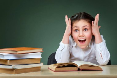 Yeşil kara tahta kitap noktalarında kızla