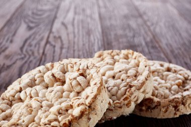 Crispbreads koyu ahşap masa üzerinde yığını