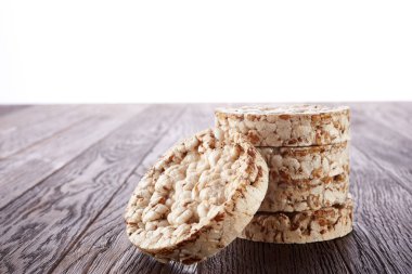 Crispbreads koyu ahşap masa üzerinde yığını