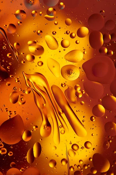 Su yüzeyine petrol damlaları soyut bir arkaplan