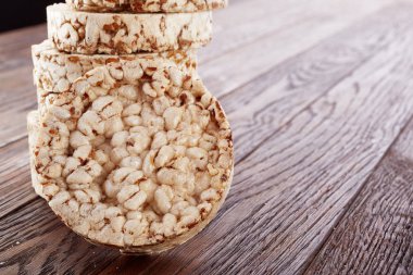 Crispbreads koyu ahşap masa üzerinde yığını