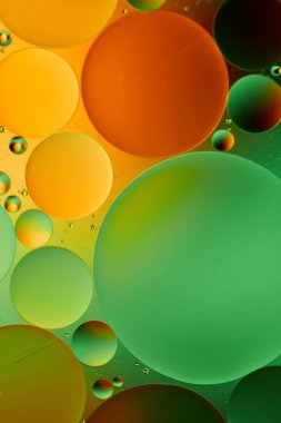 Su yüzeyine petrol damlaları soyut bir arkaplan