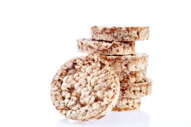 Buğday crispbread arka plan beyaz. Beyaz arka plan üzerinde crispbread bileşimi.