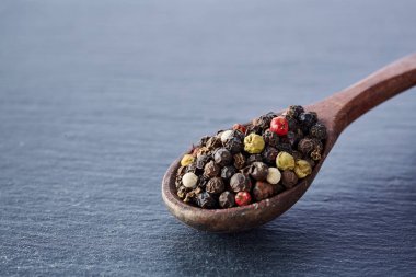 Çince biber, tahta kaşık siyah arduvaz taş plaka üzerinde Sichuan biber