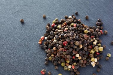 çeşitli toplu biber peppercorns tohum karışımı koyu taş