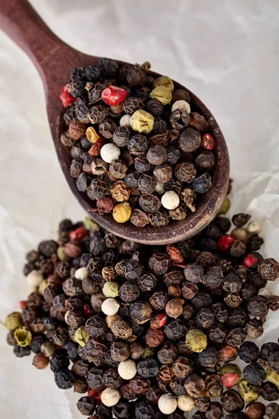 Schwarze Paprika Erbsen auf einem Holzlöffel — Stockfoto