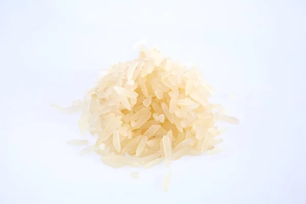 Macro foto de arroz basmati sobre una pila aislada sobre fondo blanco —  Fotos de Stock