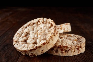 Crispbreads koyu ahşap masa üzerinde yığını